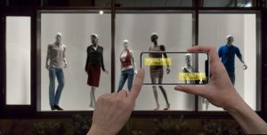 Concept marketing en réalité augmentée. Main tenant une tablette numérique.