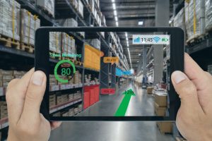 Concept de vente au détail intelligente, un client peut vérifier les données des informations en temps réel sur l'état des étagères qui sont rapportées sur une tablette à partir de lunettes intelligentes à intelligence artificielle (IA) tout en scannant les marchandises, le prix