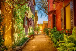 Rue de l'île de Gorée, au Sénégal, en Afrique. Maisons en pierre colorées, envahies par de nombreuses fleurs vertes. Dakar, l'une des premières colonies européennes d'Afrique de l'Ouest, est magnifique.
