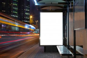 Panneau d'affichage vide dans la circulation nocturne