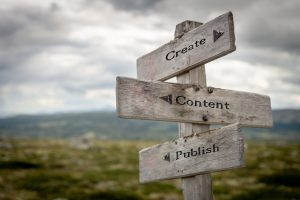 Créez, rédigez et publiez du texte sur un panneau en bois en plein air, en pleine nature. Concepteur, éditeur, designer et auteur.