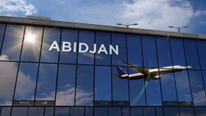Illustration 3D d'un avion atterrissant à Abidjan, en Côte d'Ivoire. Arrivée en ville avec le terminal vitré et le reflet d'un avion à réaction. Voyages, affaires, tourisme et transports.
