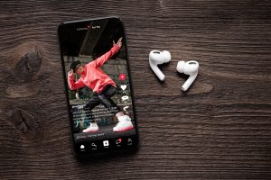 Exemple d'interface d'application de médias sociaux sur téléphone mobile, concept de réseautage moderne et de partage de contenu vidéo