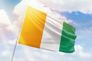 Ciel bleu ensoleillé et un mât avec le drapeau de la Côte d'Ivoire