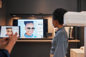 Lunettes, mode et présentation avec une créatrice noire présentant une proposition de produit dans une salle de réunion. Réunion, marketing et style avec une employée présentant un nouveau modèle de monture.