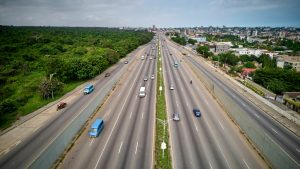 Vue aérienne des voitures circulant sur les autoroutes