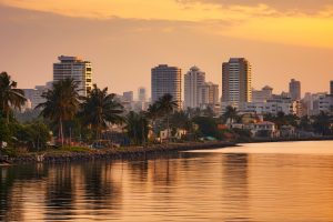 Heure d'or à Lagos, Nigéria : panorama de l'île Victoria, paysage urbain et paysage nocturne enchanteur en Afrique de l'Ouest. IA générative