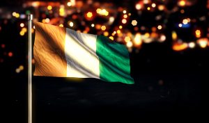 Drapeau national de la Côte d'Ivoire, ville, lumière, nuit, bokeh, arrière-plan