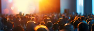 Un public d'entrepreneurs lors d'un événement de démarrage, captivé par une démonstration de produit innovant sur scène, Leadership, Conférence, arrière-plan flou, avec espace de copie