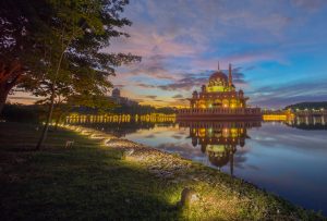 Lever de soleil majestueux à la mosquée Putra, Putrajaya, Malaisie