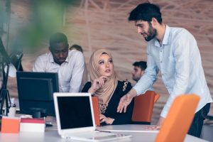 partenaires commerciaux multiculturels joyeux, travail d'équipe