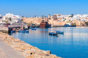 Front de mer de la rivière Bou Regreg et Kasbah dans la médina de Rabat, Maroc. Rabat est la capitale du Maroc. Rabat est située sur l'océan Atlantique, à l'embouchure du fleuve Bou Regreg.