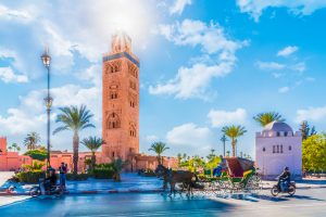 Le minaret de la mosquée Koutoubia est situé dans le quartier de la médina de Marrakech, au Maroc.