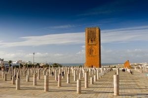 Tour Hassan sur la place, avec ses colonnes en pierre. Construite en grès rouge, elle constitue un important complexe historique et touristique à Rabat, au Maroc.
