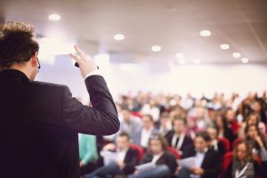 Jeune homme d'affaires dans une salle de conférence avec un public effectuant des présentations. Public dans la salle de conférence. Club d'entrepreneuriat.
