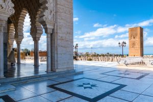 Rabat, Maroc - 20 mars 2018 : Magnifique mausolée Mohammed V et place avec la tour Hassan à Rabat, par une journée ensoleillée. Rabat, Maroc - 20 mars 2018