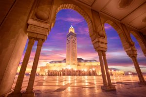 La mosquée Hassan II au coucher du soleil à Casablanca, au Maroc. Hassan II