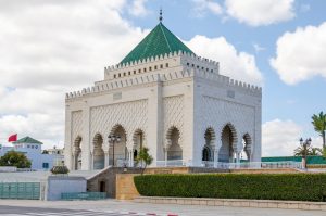 Le Mausolée de Mohammed V, un bâtiment historique situé de l'autre côté de la tour Hassan sur l'esplanade Yacoub al-Mansour à Rabat, au Maroc.