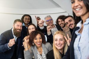 Des hommes d'affaires multiethniques prennent un selfie lors d'une réunion d'affaires