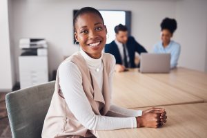 Portrait d'une femme noire professionnelle, dirigeante d'entreprise, gérante de tâches et planifiant son emploi, en salle de conférence. Jeune employée, ouvrière ou dirigeante d'entreprise, avec un esprit d'équipe et une vision de carrière.