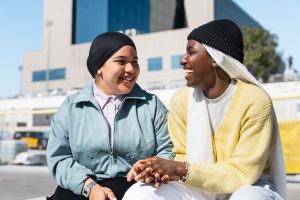 Jeunes amies musulmanes s'amusent en ville - Influenceurs branchés au Moyen-Orient