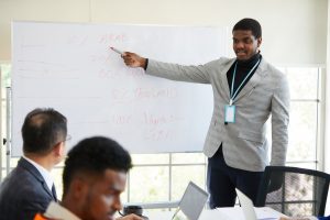 Un homme d'affaires africain se réunit et planifie son travail au bureau